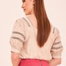 blusa bege decote quadrado 7