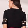 t shirt preta manga com detalhe vazado 4