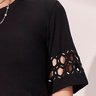 t shirt preta manga com detalhe vazado 5