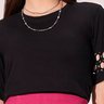 t shirt preta manga com detalhe vazado 6