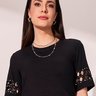 t shirt preta manga com detalhe vazado 7