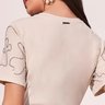 t shirt bege mangas com aplicacoes 7