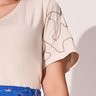 t shirt bege mangas com aplicacoes 1