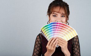 mulher segurando paleta de cores para descobrir a coloração pessoal