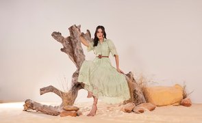 mulher usando vestido de tecido laise