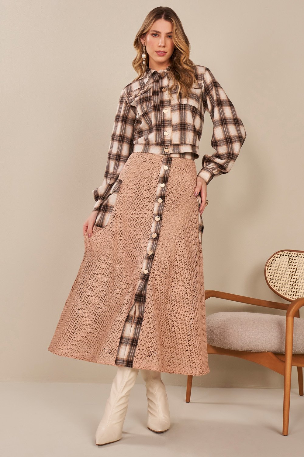Conjunto Bege Jaqueta Xadrez E Saia Em Guipir Midi Fascinius