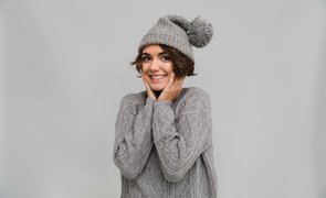 mulher usando roupa de frio feminina em tecido de lã
