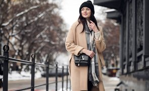 mulher usando casaco de la batida em dia de inverno