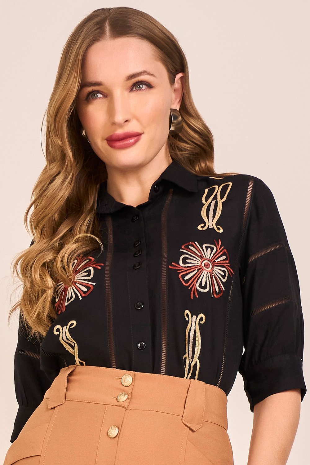 Camisa Preta Viscose Bordados Florais Entremeios de Guipir Manga ¾