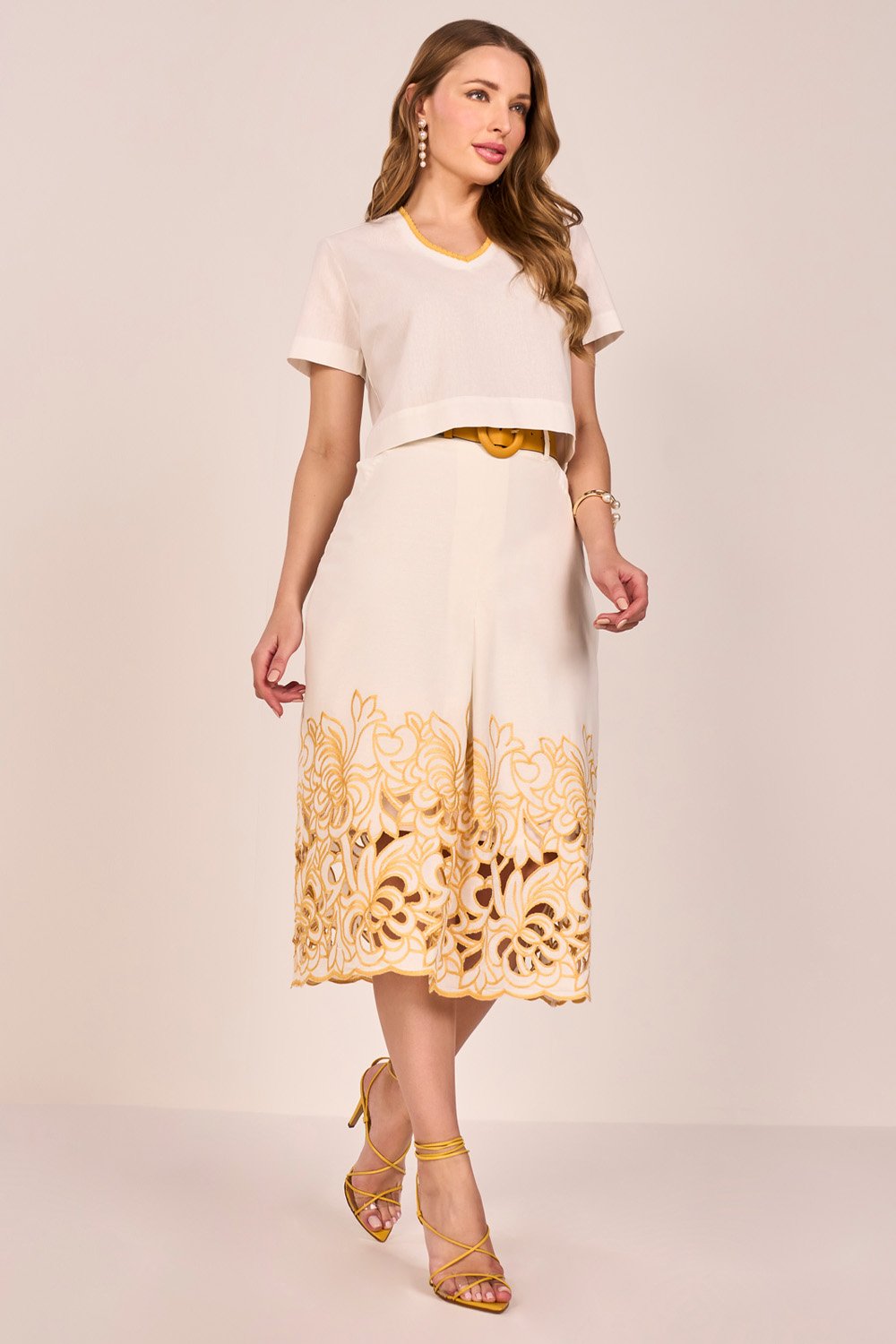 Conjunto Amarelo Cropped Em Linho Saia Bordados Richelieu Midi