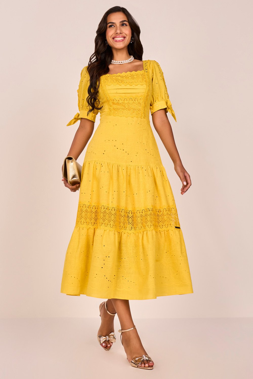 Vestido Amarelo Laise Em Algodão Detalhes Em Guipir Evasê Midi