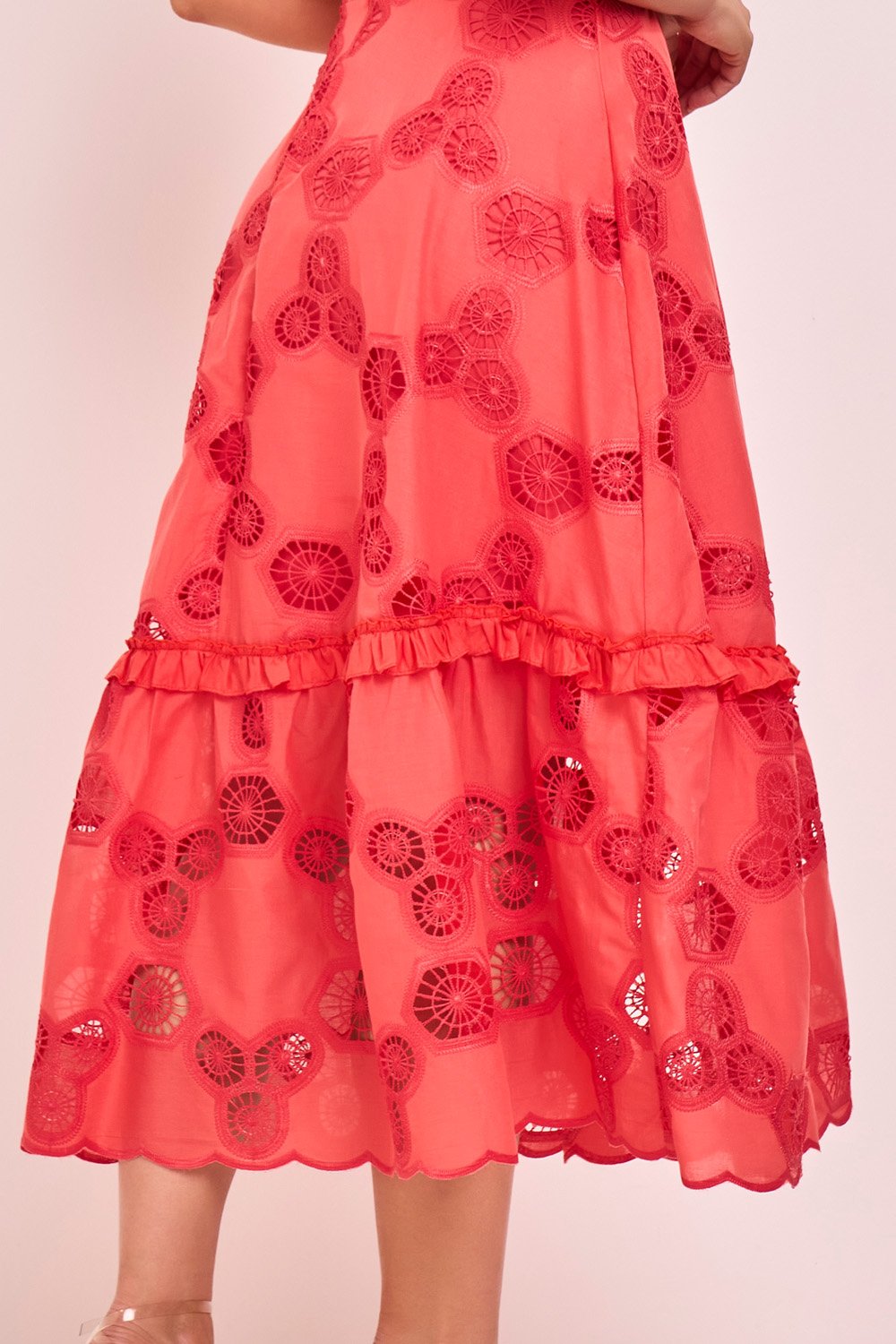 Vestido Coral Algodão Bordados Richelieu Detalhes Em Guipir Evasê