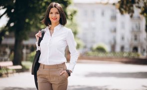 mulher usando calca de alfaiataria e camisa branca