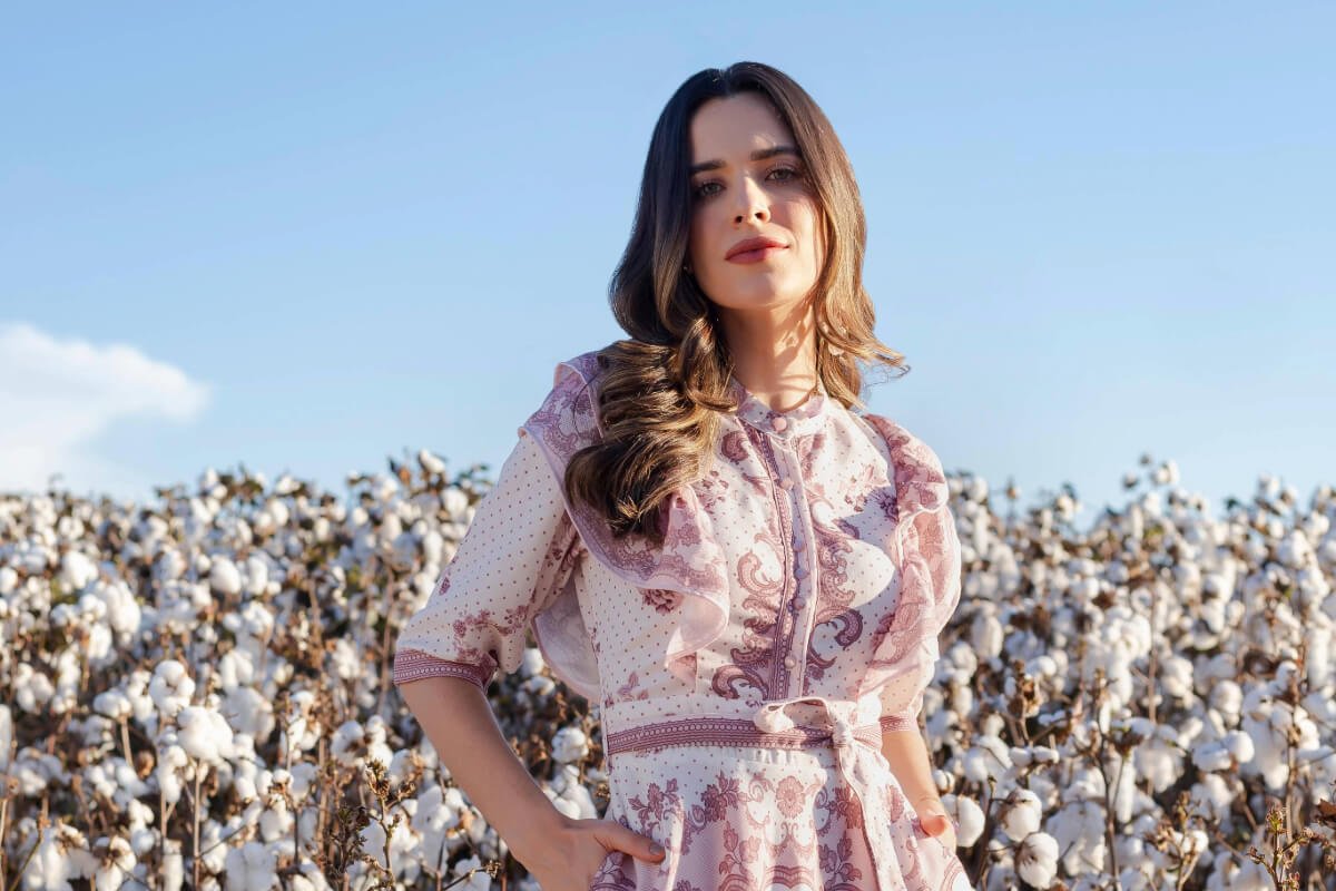 mulher de vestido modesto no campo