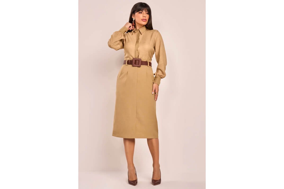 mulher usando conjunto de alfaiataria modesta