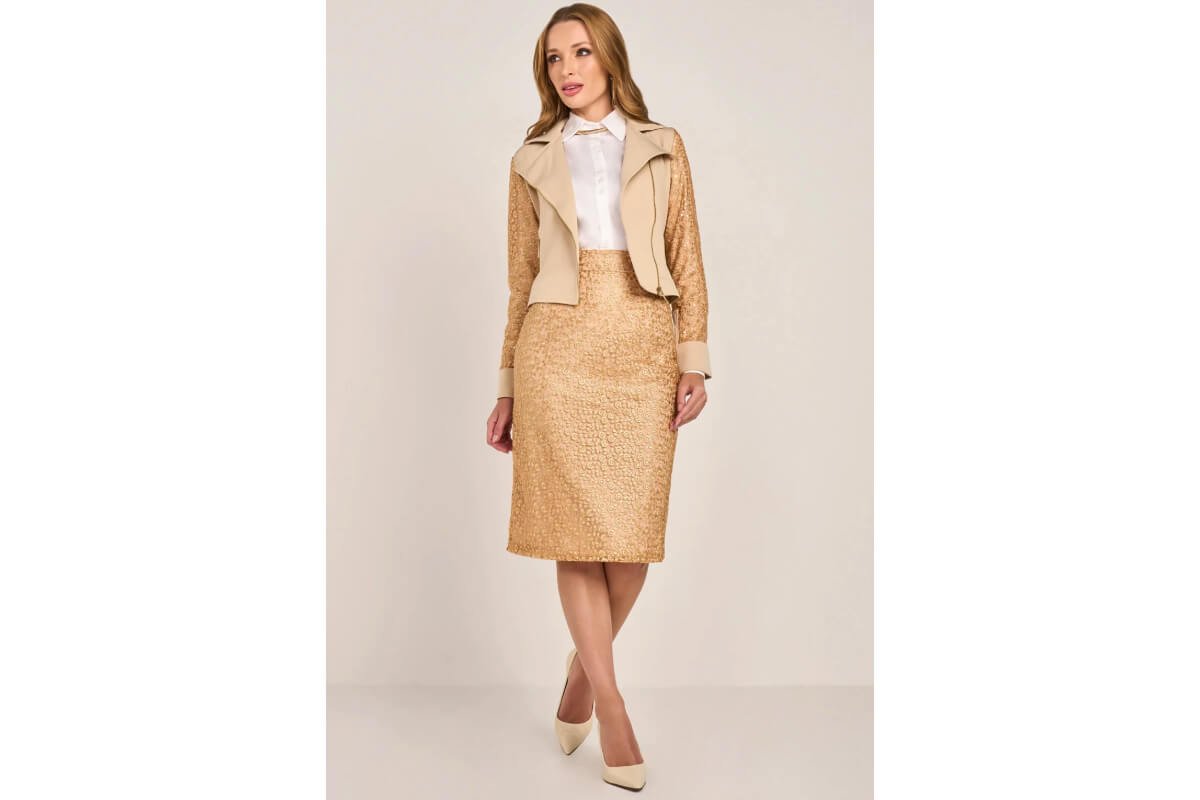 mulher usando conjunto de saia mais blazer em tons terrosos e camisa branca por baixo