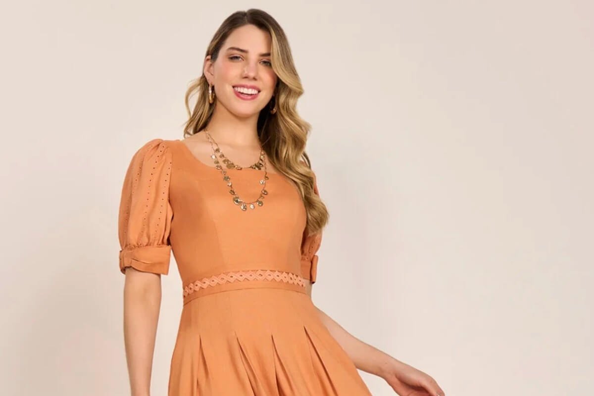mulher usando um vestido acinturado na cor laranja