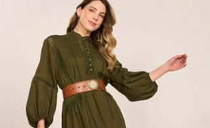 mulher vestindo um vestido verde militar com um cinto marrom