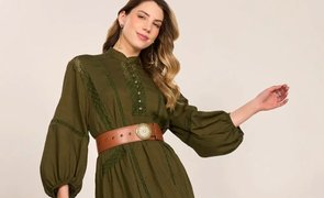 mulher vestindo um vestido verde militar com um cinto marrom