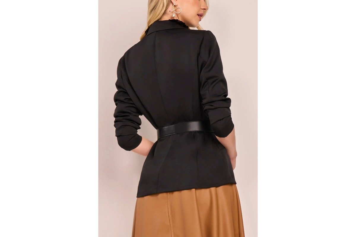 mulher usando blazer na cor preta de costas