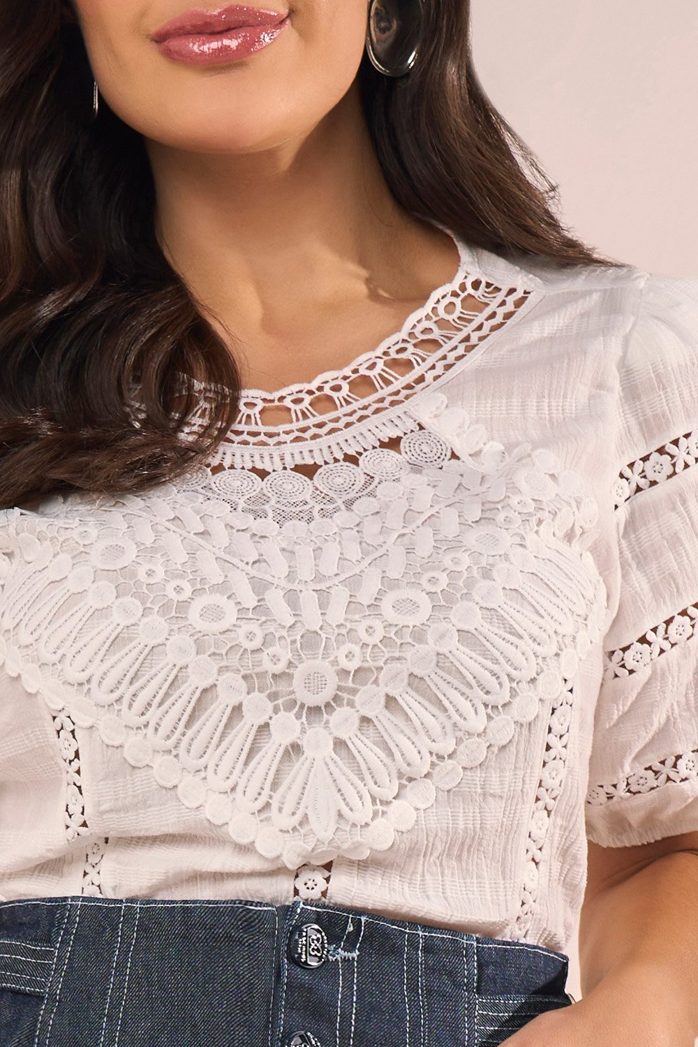 Blusa Off-White Com Detalhes Em Guipir Manga Curta Fascinius