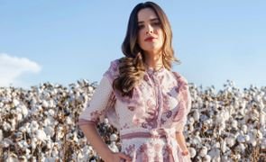 mulher em campo de algodão vestindo um vestido com estampa floral