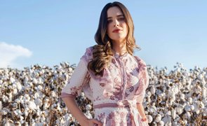 mulher em campo de algodão vestindo um vestido com estampa floral