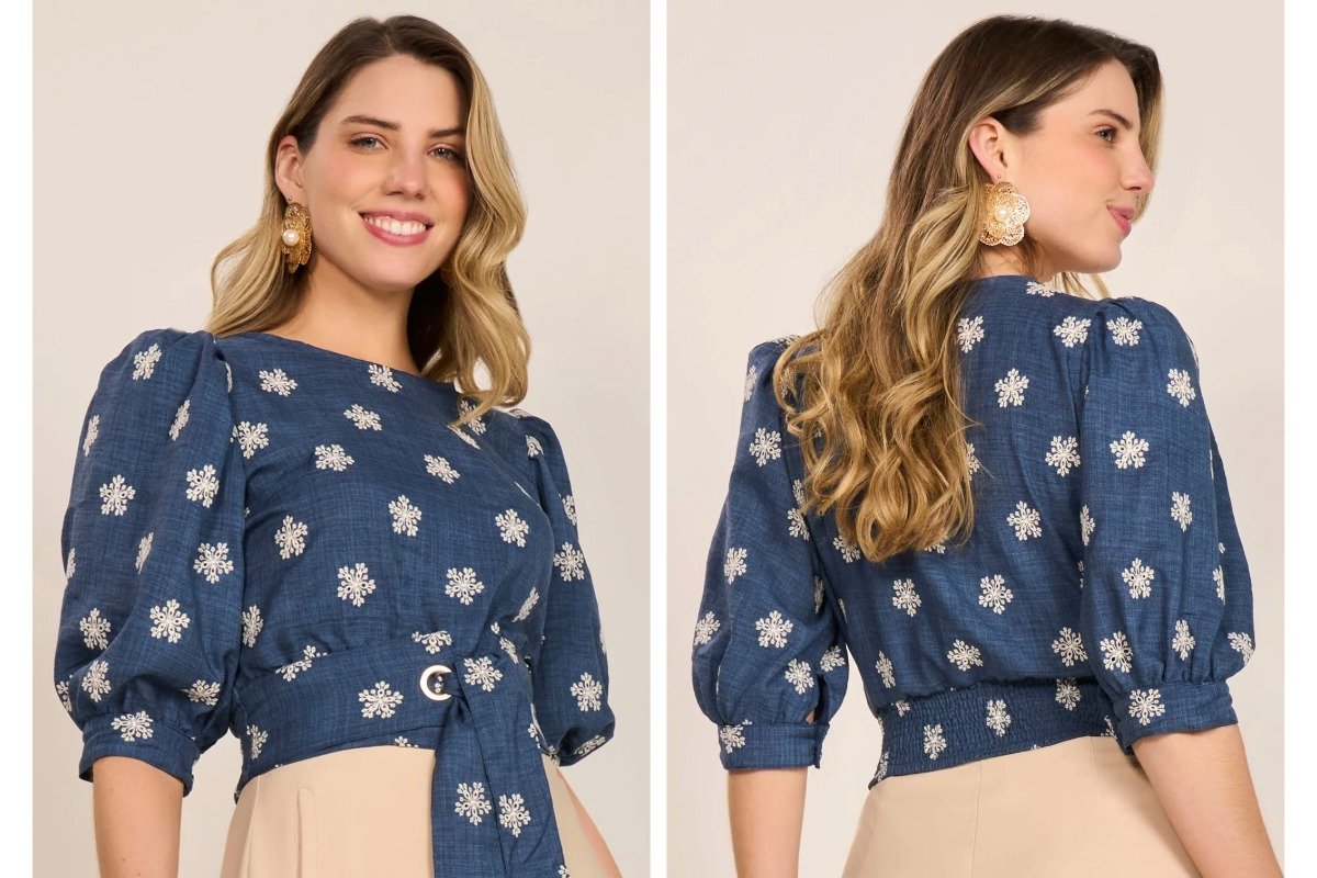 mulher usando blusa azul com detalhes
