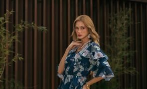 mulher pousando para foto usando vestido floral