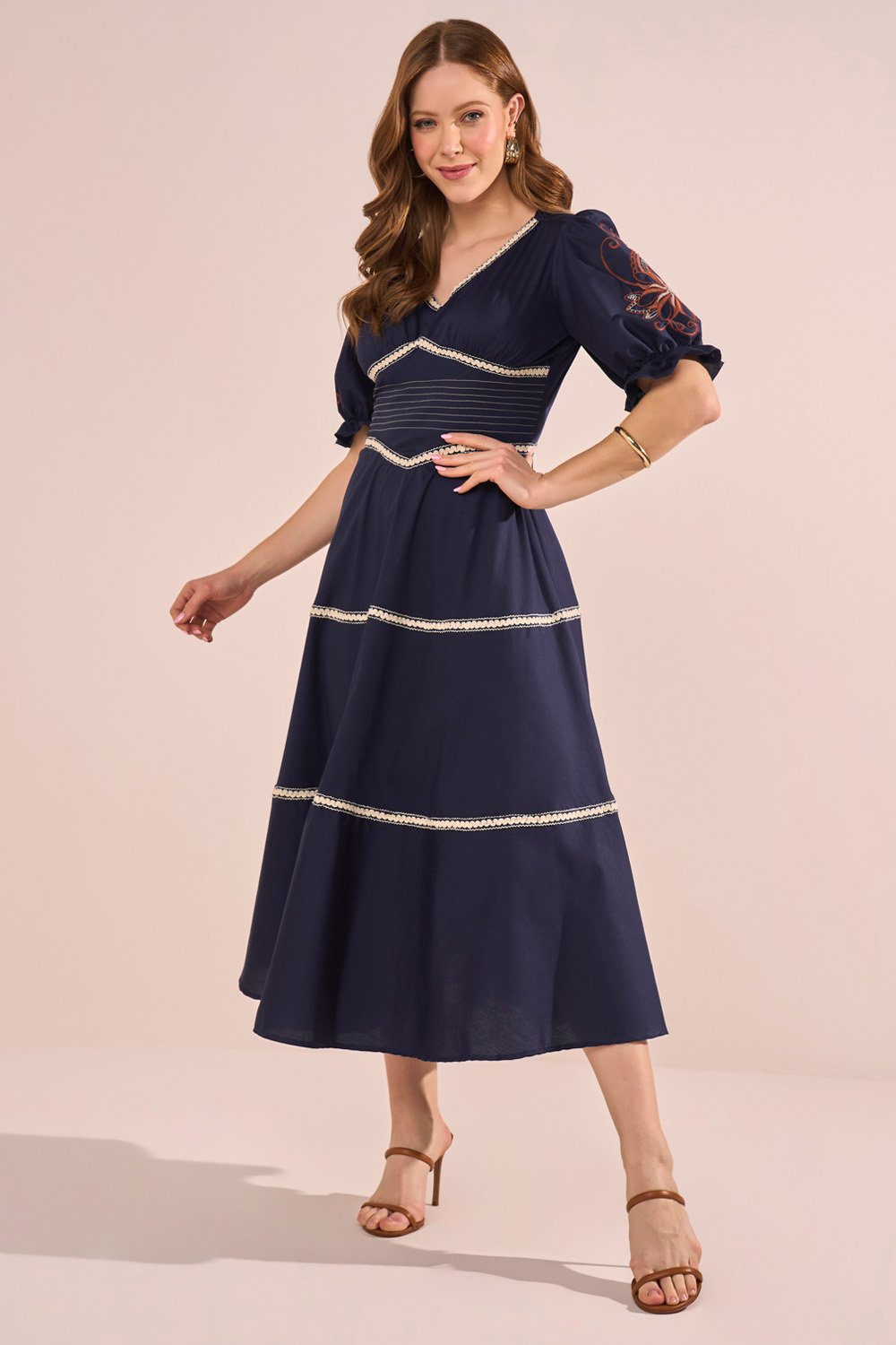 Vestido Azul Marinho Bordado Bicolor E Guipir Saia Evasê Midi