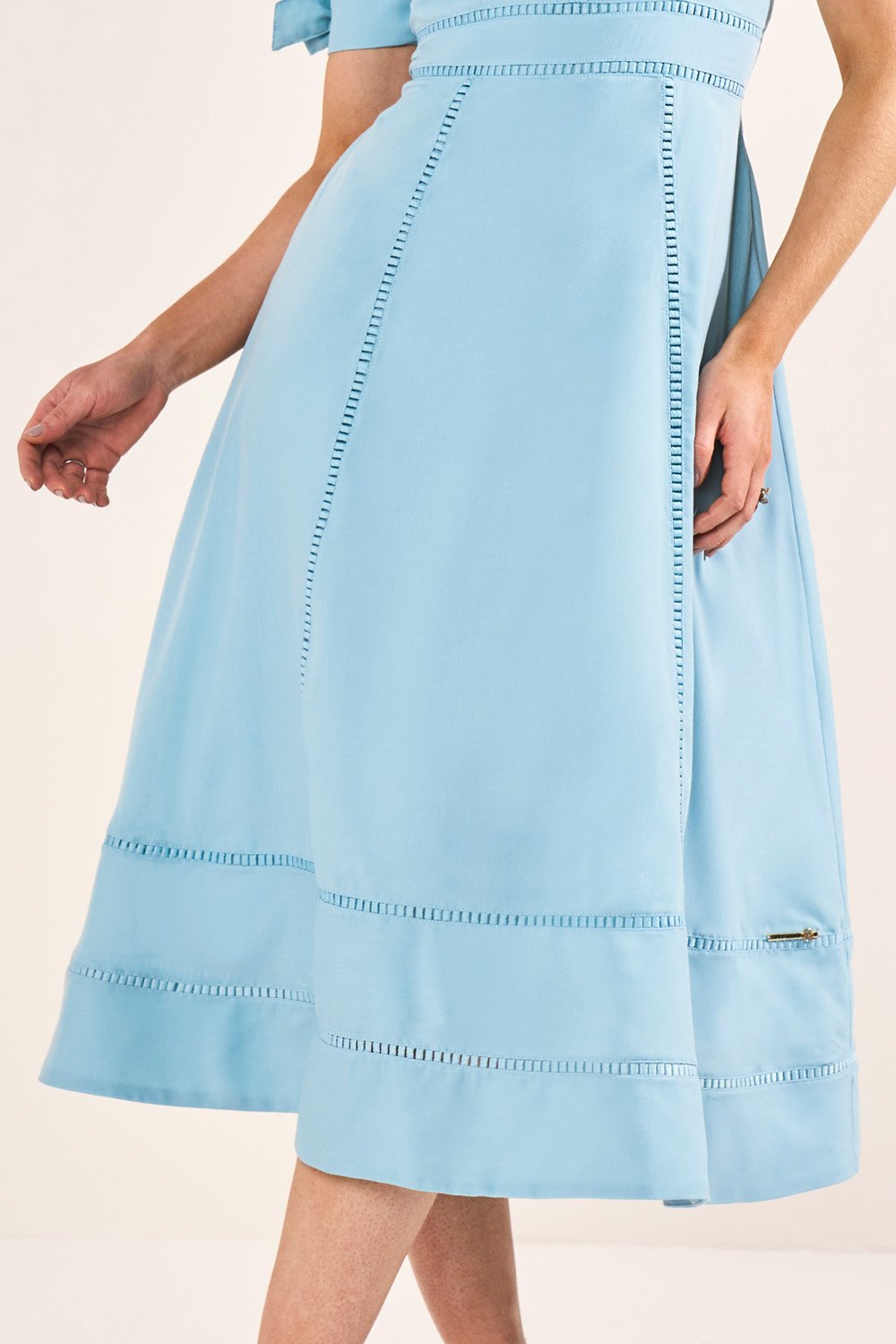 Vestido Azul Delavê Detalhes Em Guipir E Laço Evasê Midi Fascinius