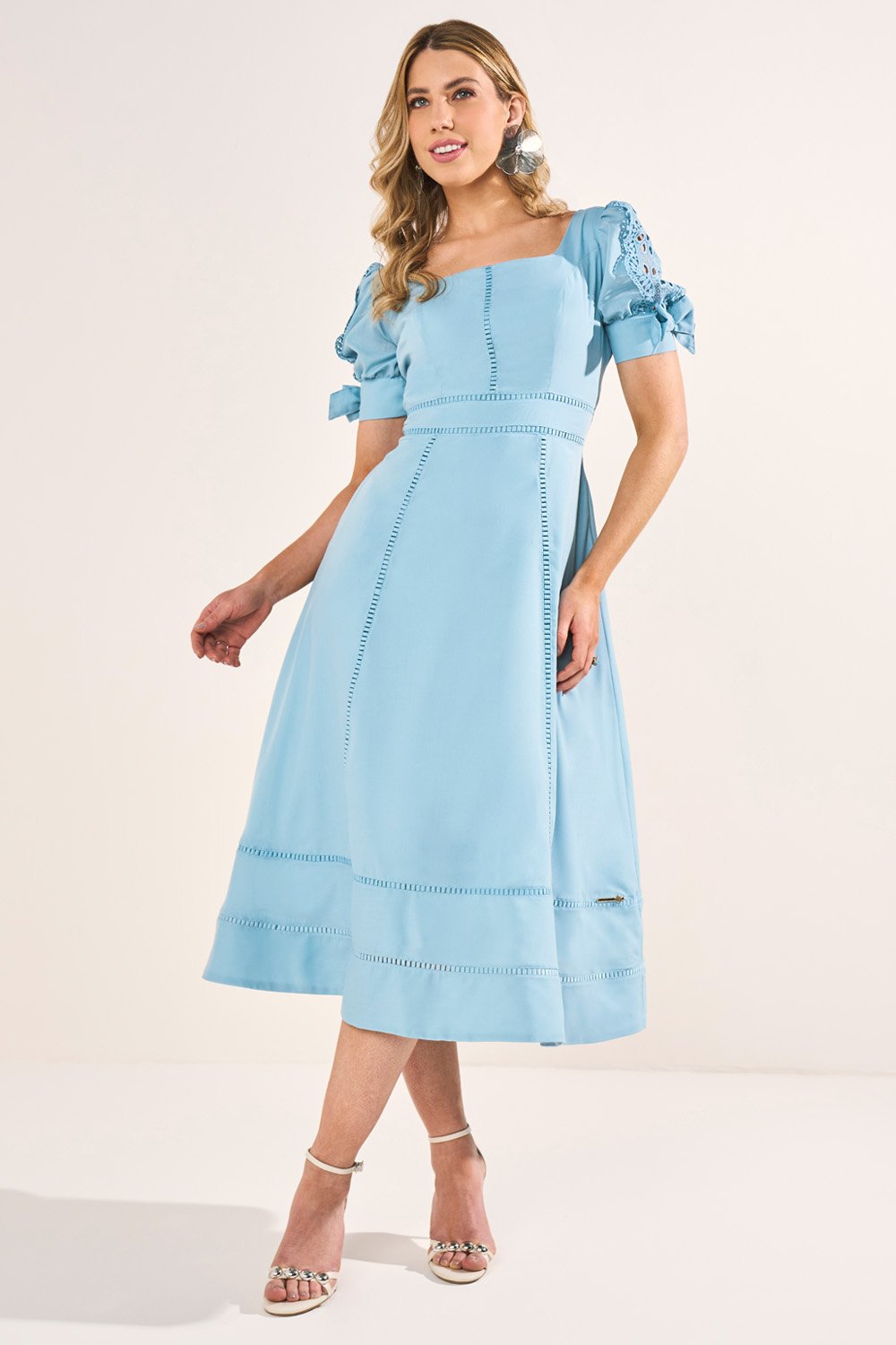 Vestido Azul Delavê Detalhes Em Guipir E Laço Evasê Midi Fascinius