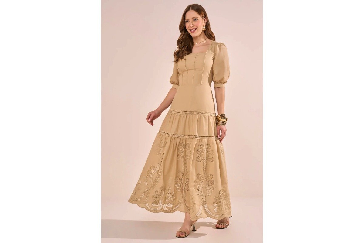 mulher usando vestido midi bege com detalhes