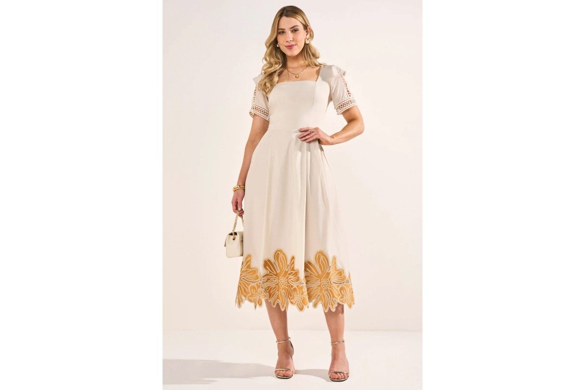 mulher usando vestido midi bege