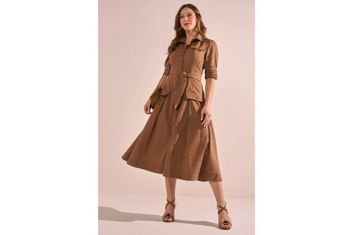 mulher usando vestido midi marrom