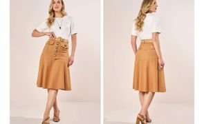 mulher usando camiseta branca e saia amarelo queimado