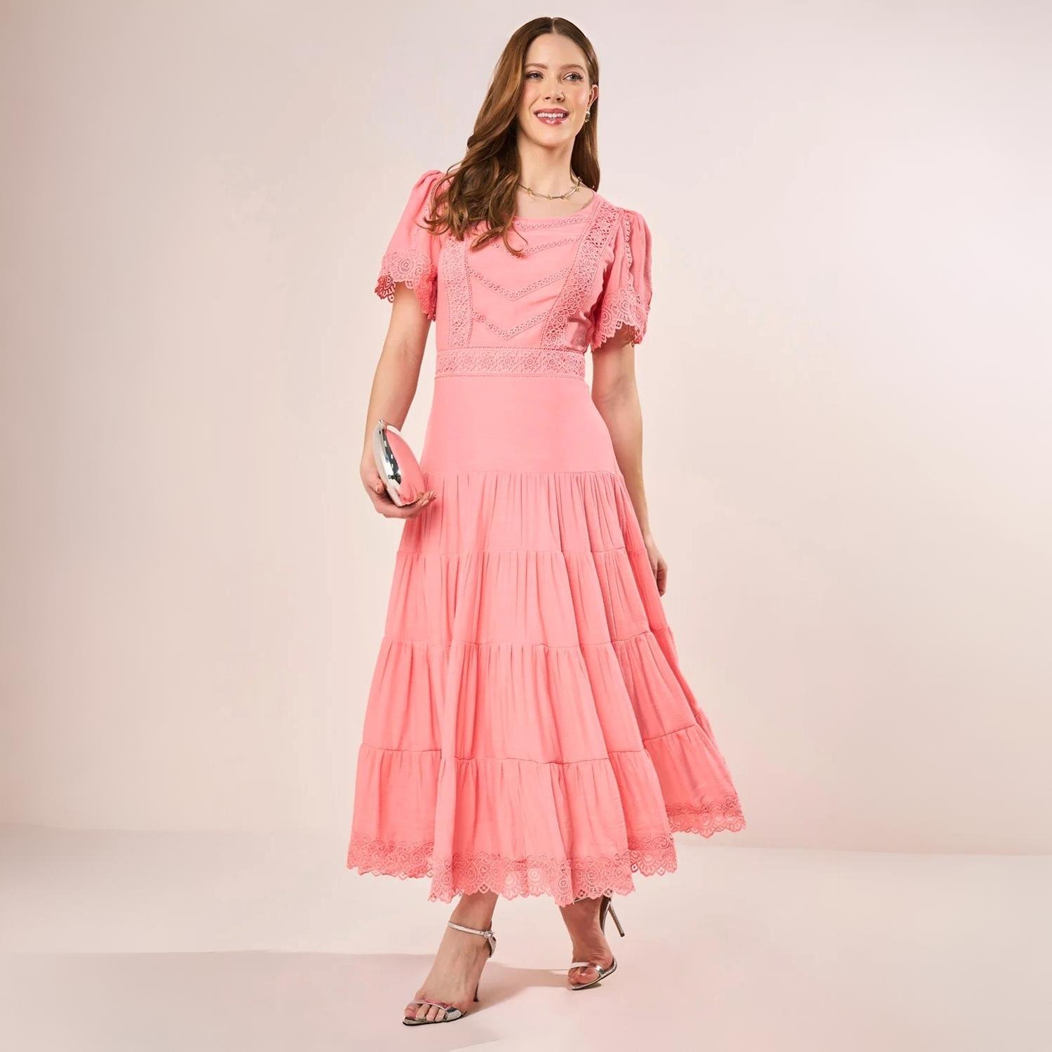 modelo utilizando vestido em cor coral