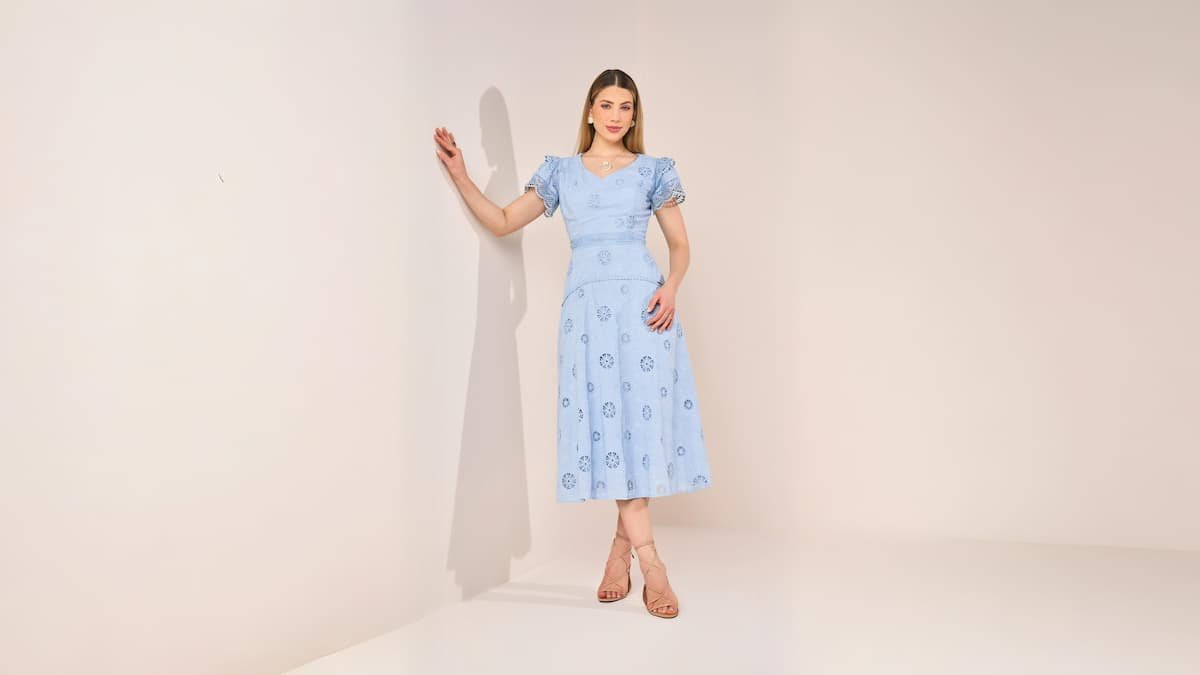 mulher usando vestido elegante azul