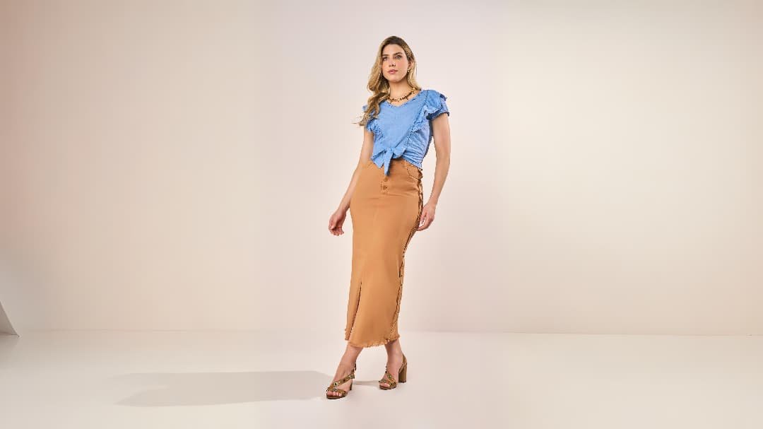 mulher com look de viajem