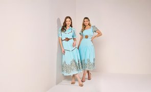 mulheres com vestidos azuis