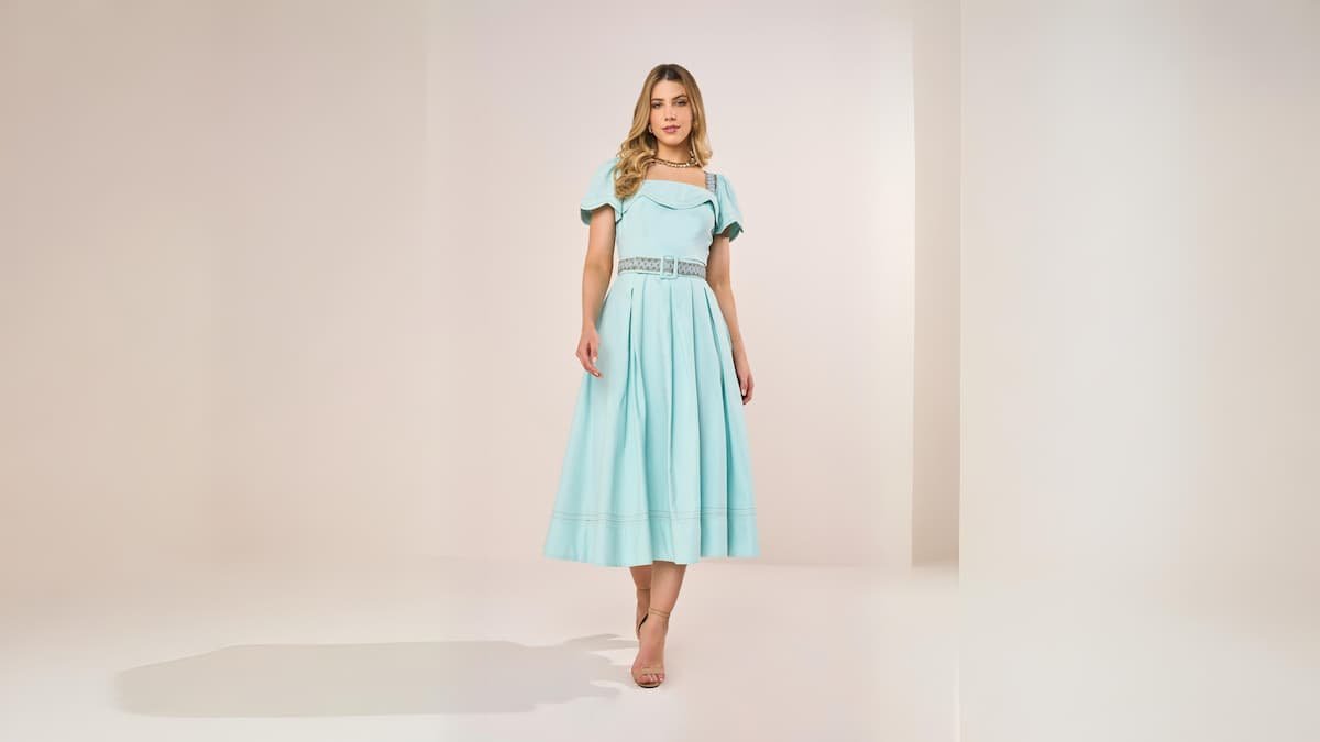 mulher com vestido azul