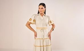 mulher elegante com vestido e cinto mulher elegante com vestido e cinto