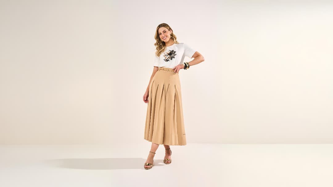 mulher loire com look de verao