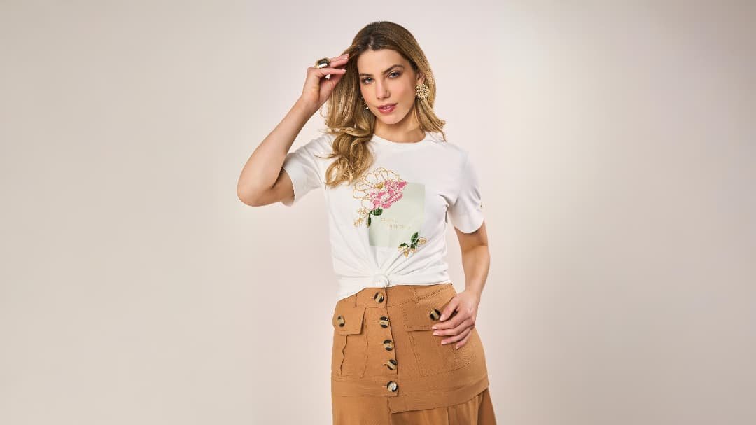 mulher elegante com saia e t-shirt posando para a foto
