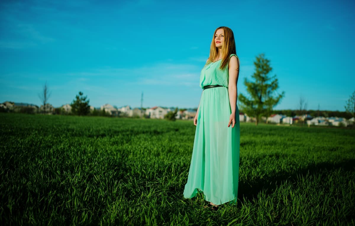 mulher em gramado usando vestido longo