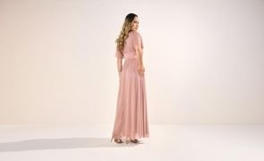 mulher usando vestido longo