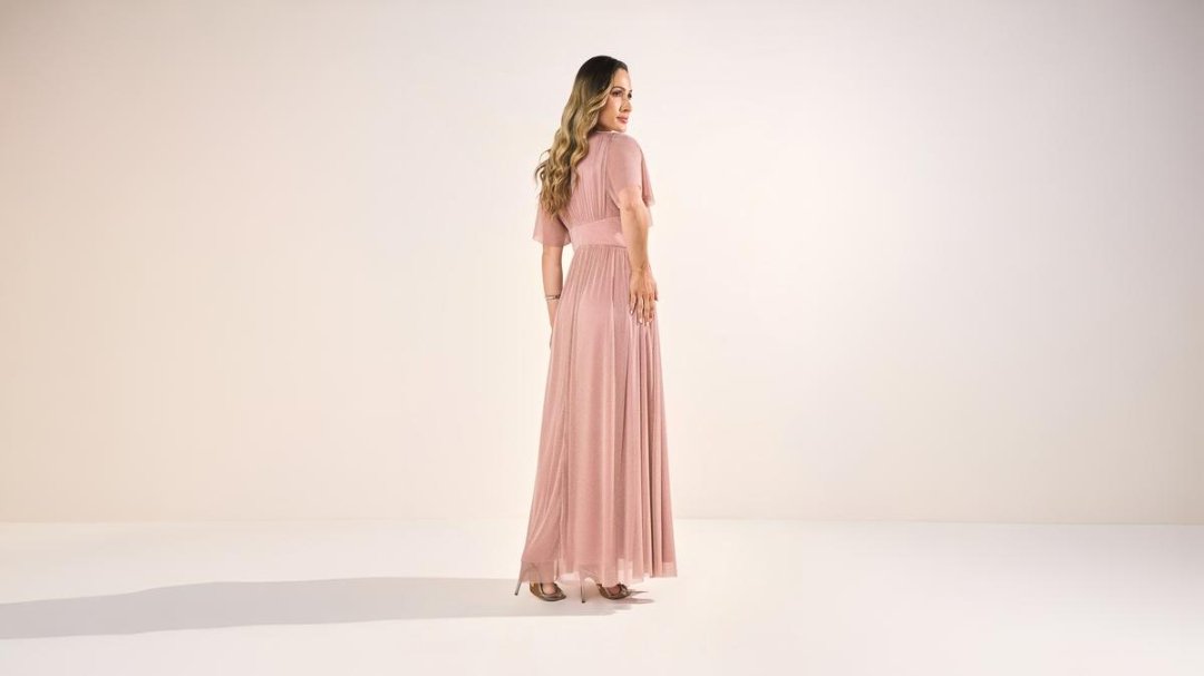 mulher usando vestido longo