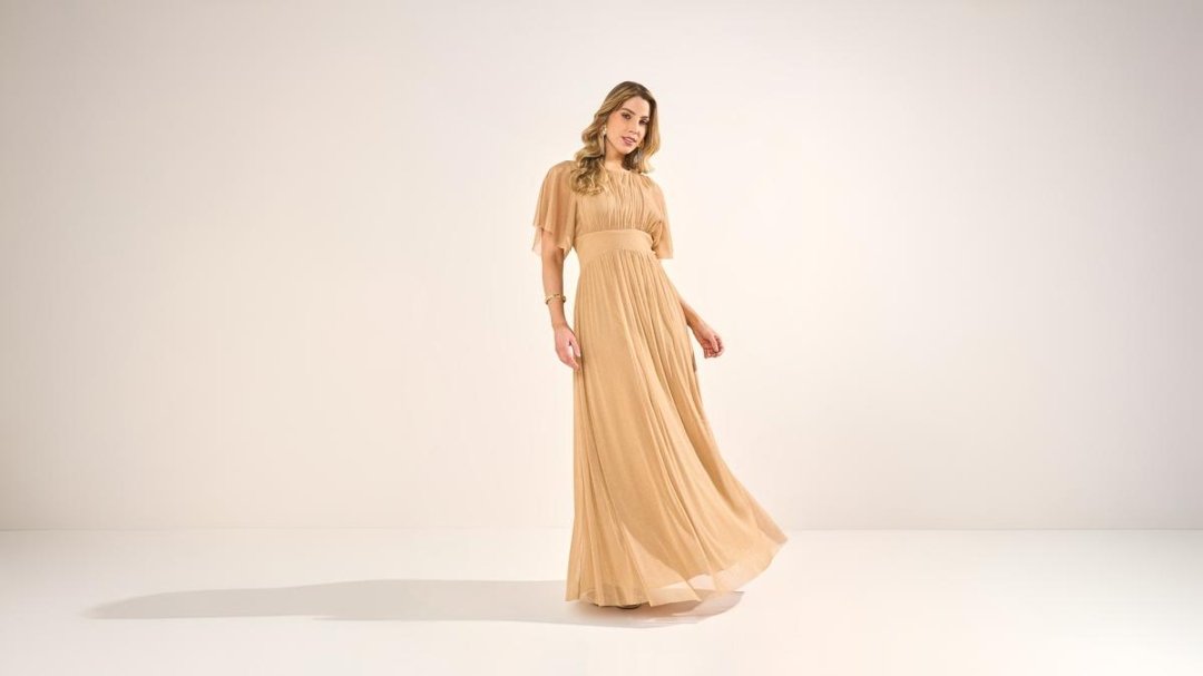 mulher elegante com vestido longo