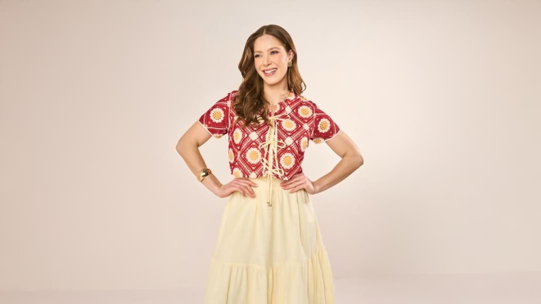 mulher com look de saia e camisa elegante