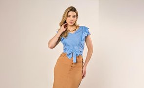 mulher usando camisa azul e saia marrom